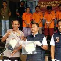 Kasubbid Penmas Bidang Humas Polda Metro Jaya AKBP I Gede Nyeneng didampingi Kabagbin Ops AKBP Pujiarto menunjukkan barang bukti hasil kejahatan