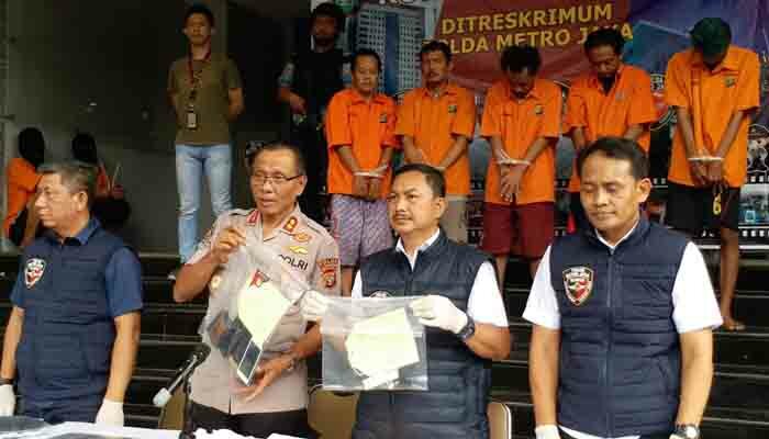 Kasubbid Penmas Bidang Humas Polda Metro Jaya AKBP I Gede Nyeneng didampingi Kabagbin Ops AKBP Pujiarto menunjukkan barang bukti hasil kejahatan