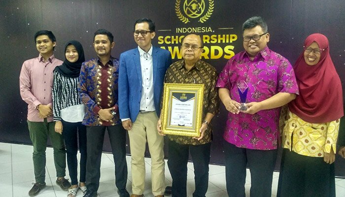 Ketua Baznas Prof Dr Bambang Sudibyo MBA CA saat menerima penghargaan sebagai lembaga penyedia beasiswa terfavorit. (johara)