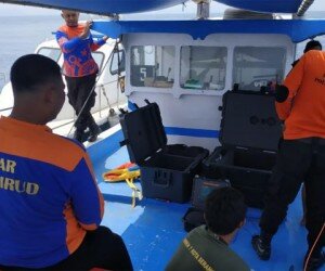 Petugas SAR Ditpolairud Polda Banten saat membantu melakukan pencarian 3 penyelam yang hilang di perairan Pulau Sanghiyang. (ist)