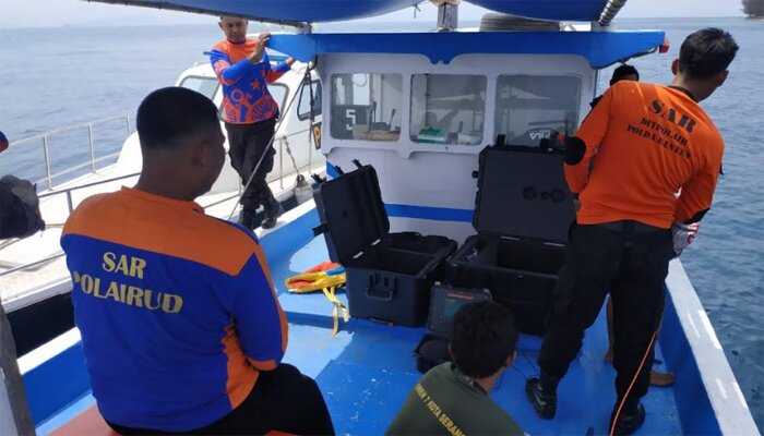 Petugas SAR Ditpolairud Polda Banten saat membantu melakukan pencarian 3 penyelam yang hilang di perairan Pulau Sanghiyang. (ist)