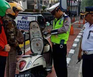 Petugas gabungan dikordinir Sudinhub Jakbar menindak 50 penyerobot jalur sepeda di kawasan Tomang. (Rachmi)