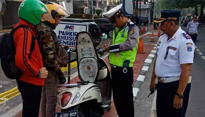 Petugas gabungan dikordinir Sudinhub Jakbar menindak 50 penyerobot jalur sepeda di kawasan Tomang. (Rachmi)