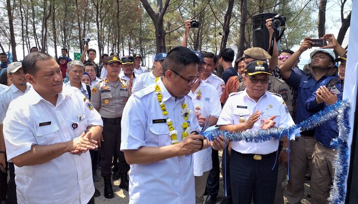 Peresmian mesin IPA SWRO di Pulau Payung, Kepulauan Seribu disaksikan para pejabat instansi terkait. (deny)