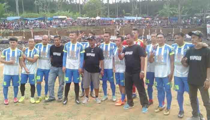 Persib legenda turut memeriahkan pesta rakyat di Desa Sukakersa, Sukabumi.