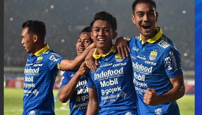 Pemain-pemain Persib Bandung merayakan gol yang dicetak Febi Hariyadi. (twitter @persib)