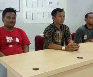 Pengurus Persikasi Kabupaten Bekasi, yang tersisa memberi penjelasan seputar ditangkapnya sejumlah pimpinan mereka karena terlibat pengaturan skor dan suap. (*)