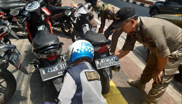 Petugas sedang melakukan tindakan tegas saat menggelar operasi di Jalan Panglima Polim. (wandi)