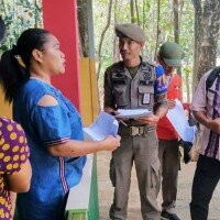 Sejumlah petugas Satpol PP Kota Depok saat memberikan SP 3 kepada penggarap lahan di kawasan kampus UIII lahan RRI Cimanggis. (anton)