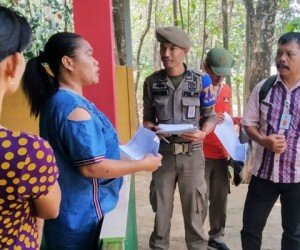 Sejumlah petugas Satpol PP Kota Depok saat memberikan SP 3 kepada penggarap lahan di kawasan kampus UIII lahan RRI Cimanggis. (anton)