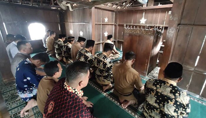 Plt Bupati Indramayu H. Taufik Hidayat melaksanakan salat dhuhur berjamaah di Masjid Bondan. (taryani)