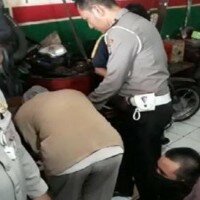 Anggota polisi gandungan yang menilang sejumlah pengendara di kolong jembatan layang Ciputat setelah diamankan di Polsek Ciputat. (anton)