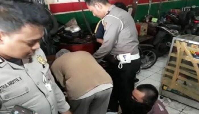 Anggota polisi gandungan yang menilang sejumlah pengendara di kolong jembatan layang Ciputat setelah diamankan di Polsek Ciputat. (anton)