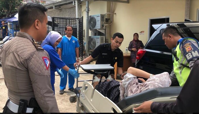 Polisi membantu ibu yang hendak melahirkan saat terjebak macet.