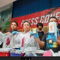 Kapolres Kota Tangerang AKBP Ade Ary Syam Indradi didampingi Kasat Reskrim AKP Gogo Galesung menunjukkan smartphone rakitan ilegal yang pabriknya digerebek. (imam)