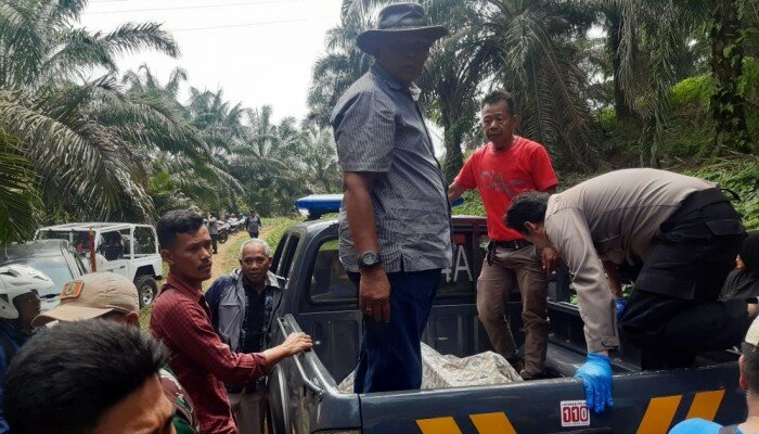 Polisi mengevakuasi jenazah pria yang ditemukan tewas tanpa celana di dalam mobil di Cibadak, Sukabumi.