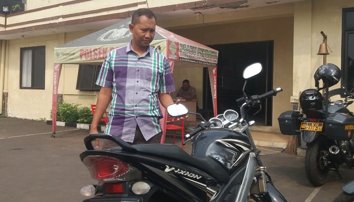 Kanit Reskrim Beji Iptu Heri dengan menunjukan barang bukti motor milik pelaku digunakan untuk mencuri (angga)