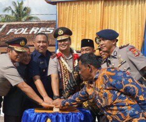 Penekanan sirine secara bersama sama tanda peresmian Polres Tulangbawang Barat.(koesma)