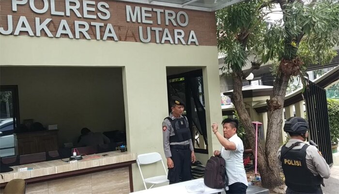 Petugas memeriksa pengunjung Polres Jakarta Utara.