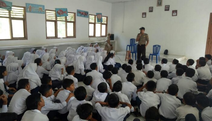 Kanit Binmas Bripka Adri Chandra menyampaikan tentang Undang-Undang lalu lintas ke pelajar SMP.(koesma)