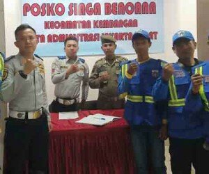Petugas di Posko Siaga Bencana di kantor Kecamatan Kembangan, Jakbar. (Rachmi)
