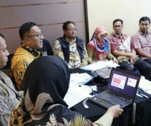 Wakil Wali Kota Depok Pradi Supriatna didampingi Kadiskominfo setempat Sidik Mulyono saat menjelaskan program aplikasi untuk Kota Depok. (anton)