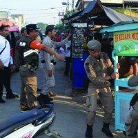 Sejumlah petugas Satpol PP Kota Tangsel mengelar penertiban lapak jualan di sepanjang Jl. Raya Serpong. (anton)