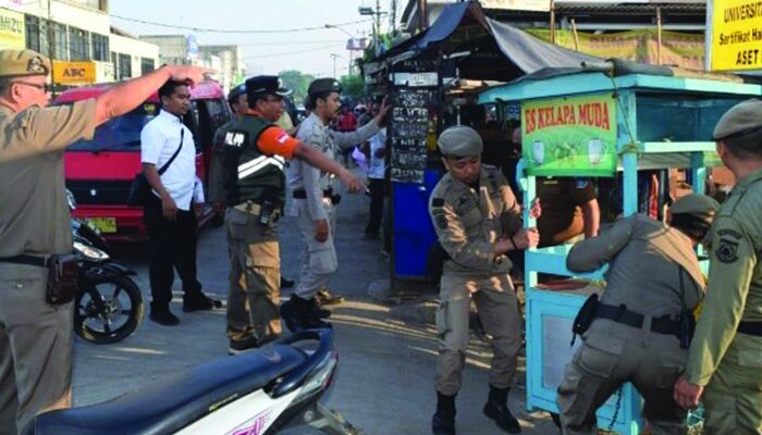 Sejumlah petugas Satpol PP Kota Tangsel mengelar penertiban lapak jualan di sepanjang Jl. Raya Serpong. (anton)