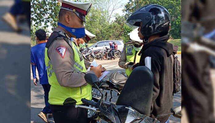 Polisi Lantas Polrestro Bekasi saat melakukan Operasi Zebra Jaya 2019.(lina)