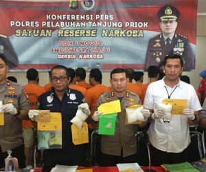 Polisi menunjukkan barang bukti sabu 2 kg yang dibaa warga Aceh.