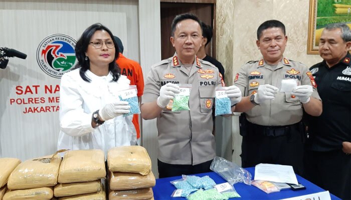 Kapolres Jakarta Selatan Kombes Bastoni Purnama didampingi Kapolsek Setiabudi AKBP Tumpak Simangungsong. menunjukkan barang bukti sabu dan ekstaasi yang diamankan.(adji)