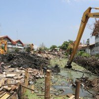 Sebuah alat berat mulai mengeruk saluran air di Jalan Agung Perkasa VII, Tanjung Priok. (deny)