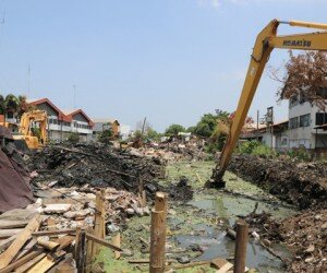 Sebuah alat berat mulai mengeruk saluran air di Jalan Agung Perkasa VII, Tanjung Priok. (deny)