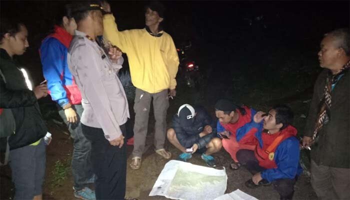 Pihak kepolisian bersama tim sar dan warga ikut dalam pencarian pasutri yang tersesat di Gunung Salak, Bogor. (ist)