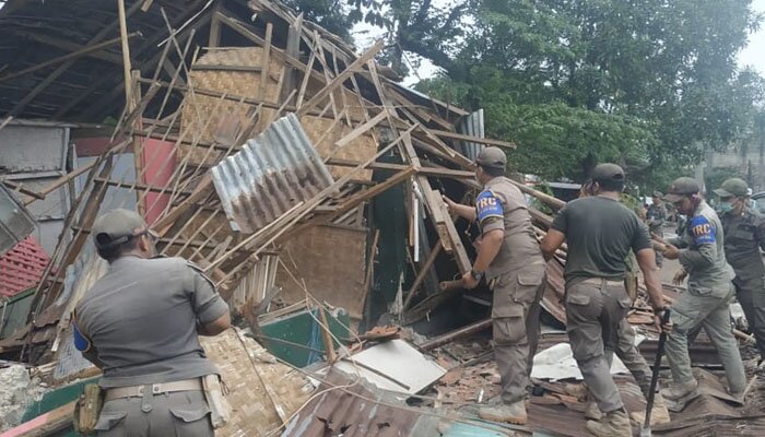 Sejumlah petugas Satpol PP Kota Depok dan Kec. Sawangan saat menertibkan lapak dan bangunan semi permanen di lahan yang diperuntukan untuk pasar tradisional Sawangan. (anton)