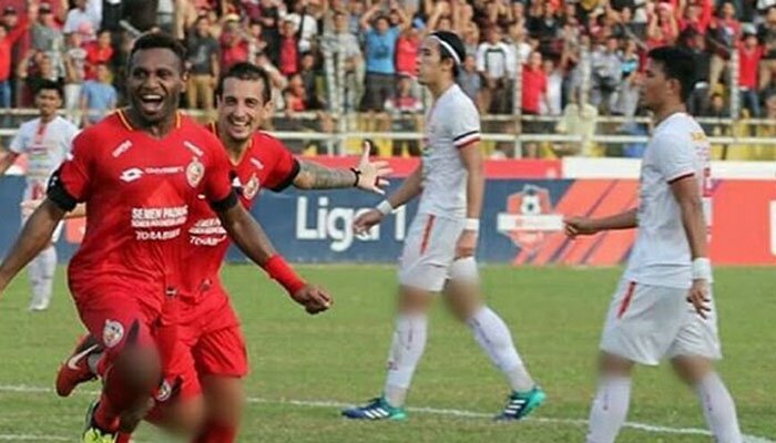 Laga Semen Padang vs Persija di Stadion H Agus Salim , Padang, Kamis (7/11/2019)