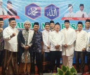 Ketua DPRD Kota Serang, Budi Rustandi, dan Wakil Walikota Subadri saat menghadiri Maulid Nabi di Pegantungan Royal, Kecamatan Serang.