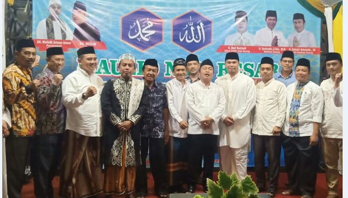 Ketua DPRD Kota Serang, Budi Rustandi, dan Wakil Walikota Subadri saat menghadiri Maulid Nabi di Pegantungan Royal, Kecamatan Serang.