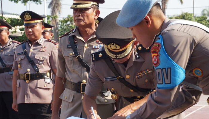 Kompol Jajang Mulyaman menandatangi berita acara sebagai Kapolsek Cilegon. (haryono)