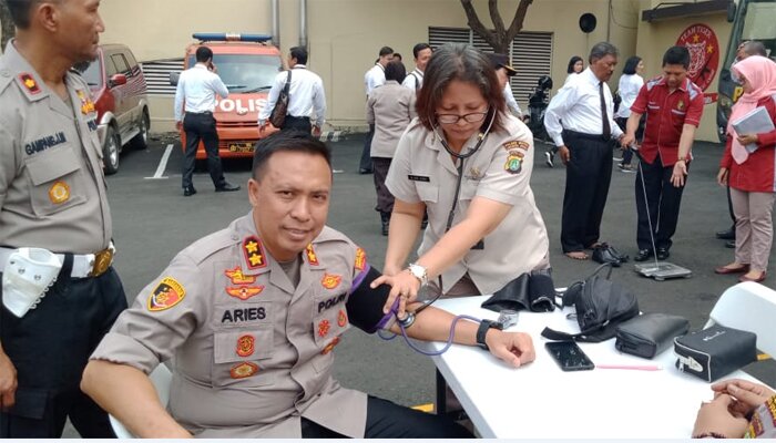 Anggota Polres Jakarta Utara yang mengalami kelebihan diperiksa. (yahya)