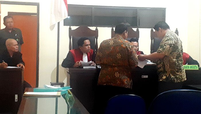 Suasana sidang gugatan perdata PT Zhong Min Hydro terhadap mantan Kades Mekarsari Jafar Rusdiana dan PT Kemilau Rejeki.