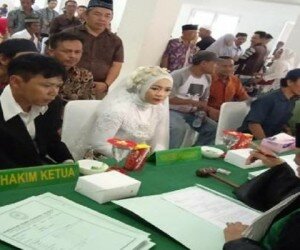 Salah satu pasangan nikah isbat di aula Kel. Pondok Aren, Tangsel, saat melakukan ijab kabul. (anton)