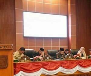 Wali Kota Depok Muhammad Idris, Wakil Wali Kota Pradi Supriatna dan Ketua DPRD Yusuf Syahputra dan Wakil Katua DPRD Yeti Wulandari saat sidang paripurna. (anton)