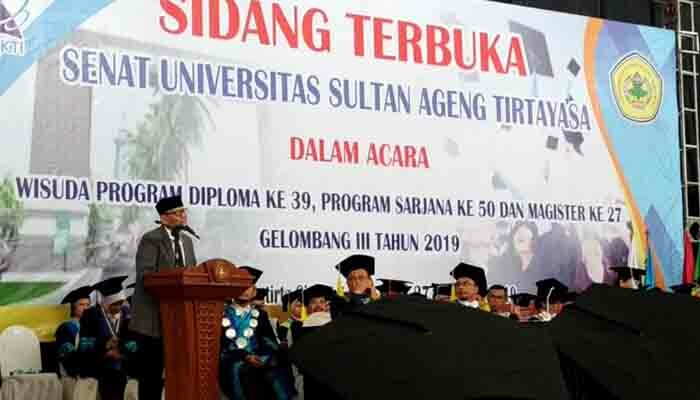 Gubernur Banten Wahidin Halim saat memberikan sambutan pada Sidang Terbuka Senat Universitas Sultan Ageng Tirtayasa (Untirta) Wisuda Program Diploma ke 39, Program Sarjana ke 50 dan Magister ke 27 Gelombang III Tahun 2019 di Kampus Untirta Pabuaran, Kota Serang