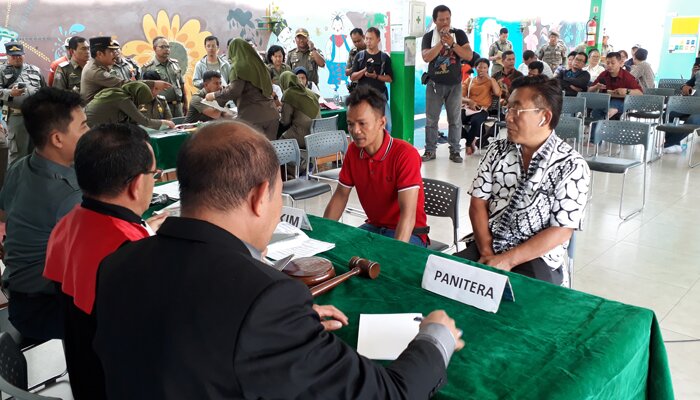 Satpol PP Jakbar menggelandang 50 pelanggar Perda No 8 Tahun 2007 tentang Ketertiban Umum di DKI Jakarta dalam sidang yustisi di RPTRA Kalijodo, Selasa (5/11/2019). (rachmi)