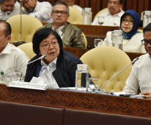 Menteri LHK Siti Nurbaya didampingi Sekjen KLHK Bambang Hendroyono (Kiri) dan Wamen LHK, Aloe Dohong (Kanan) dalam Raker dengan Komisi IV DPR. (ist)