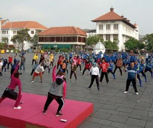 Jajaran Kecamatan Tamansari bersama warga dari sejumlah kelurahan tumplek saat senam kesegaran jasmani di kawasan Kota Tua, Jakbar. (rachmi)