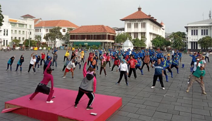 Jajaran Kecamatan Tamansari bersama warga dari sejumlah kelurahan tumplek saat senam kesegaran jasmani di kawasan Kota Tua, Jakbar. (rachmi)