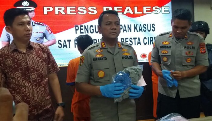 Kapolresta Cirebon AKBP Suhermanto didampingi Waka Polresta Kompol Condrat R dan Kasatreskrim AKP Anton, saat memperlihatkan barang bukti.(darman)