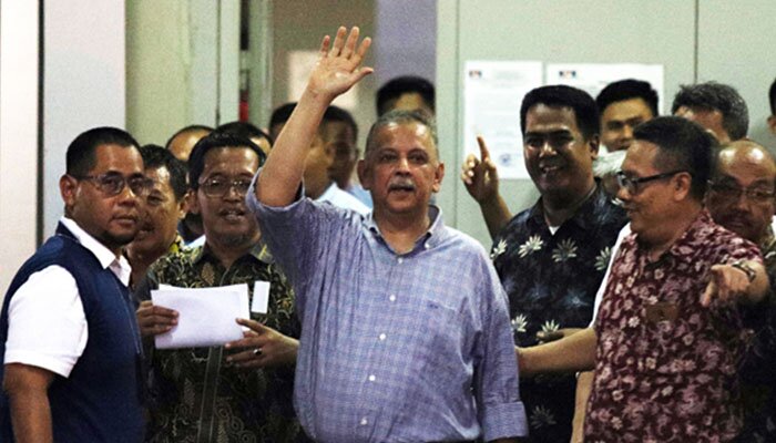 Mantan Dirut PLN Sofyan Basir melambaikan tangan kepada awak media saat keluar dari Rumah Tahanan Kelas 1 Jakarta Timur Cabang Rutan KPK, Jakarta, Senin (4/11). (rihadin)
